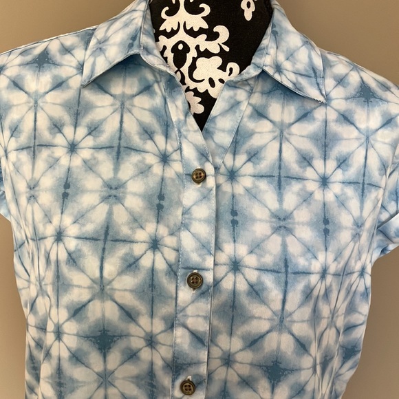 Blue and white shibori button up blouse with shirt sleeves. - Picture 2 of 8